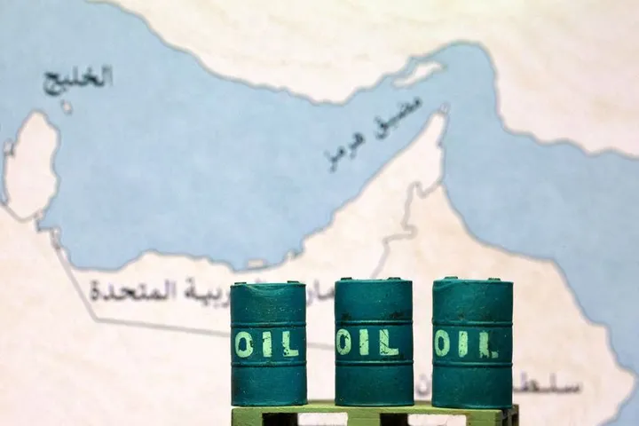 Pétrole: le baril chute de près de 5% après l'annonce de négociations Etats-Unis/Iran
