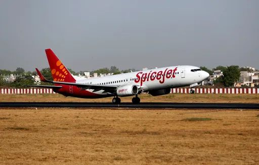 नकदी संकट से जूझ रही स्पाइसजेट ने पायलटों का वेतन रोका