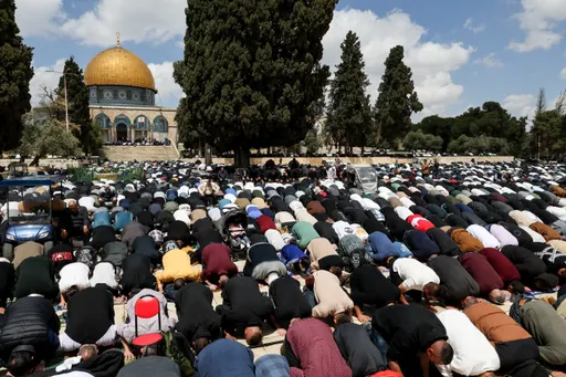 په زرو ګونو تنو مسلمانانو د لوی اختر لمونځ په اشغال شوي ختیځ بیت المقدس کې په مسجد الاقصی کې ادا کړ
