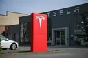 Электромобиль Tesla на автопилоте врезался в дом и убил женщину