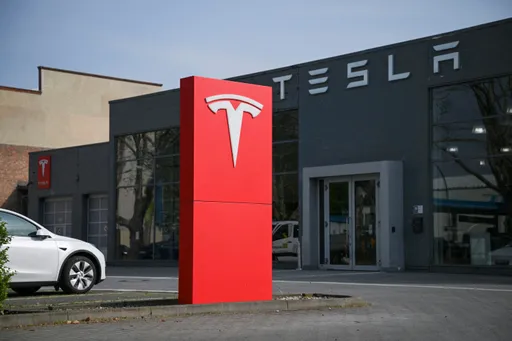 Электромобиль Tesla на автопилоте врезался в дом и убил женщину