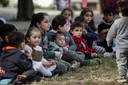 Structurele verwaarlozing van 7000 asielkinderen in Nederlandse noodopvang: OVV slaat alarm