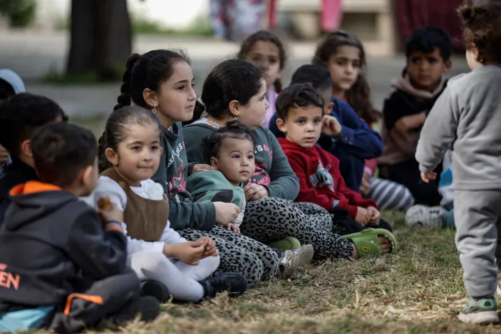 Structurele verwaarlozing van 7000 asielkinderen in Nederlandse noodopvang: OVV slaat alarm
