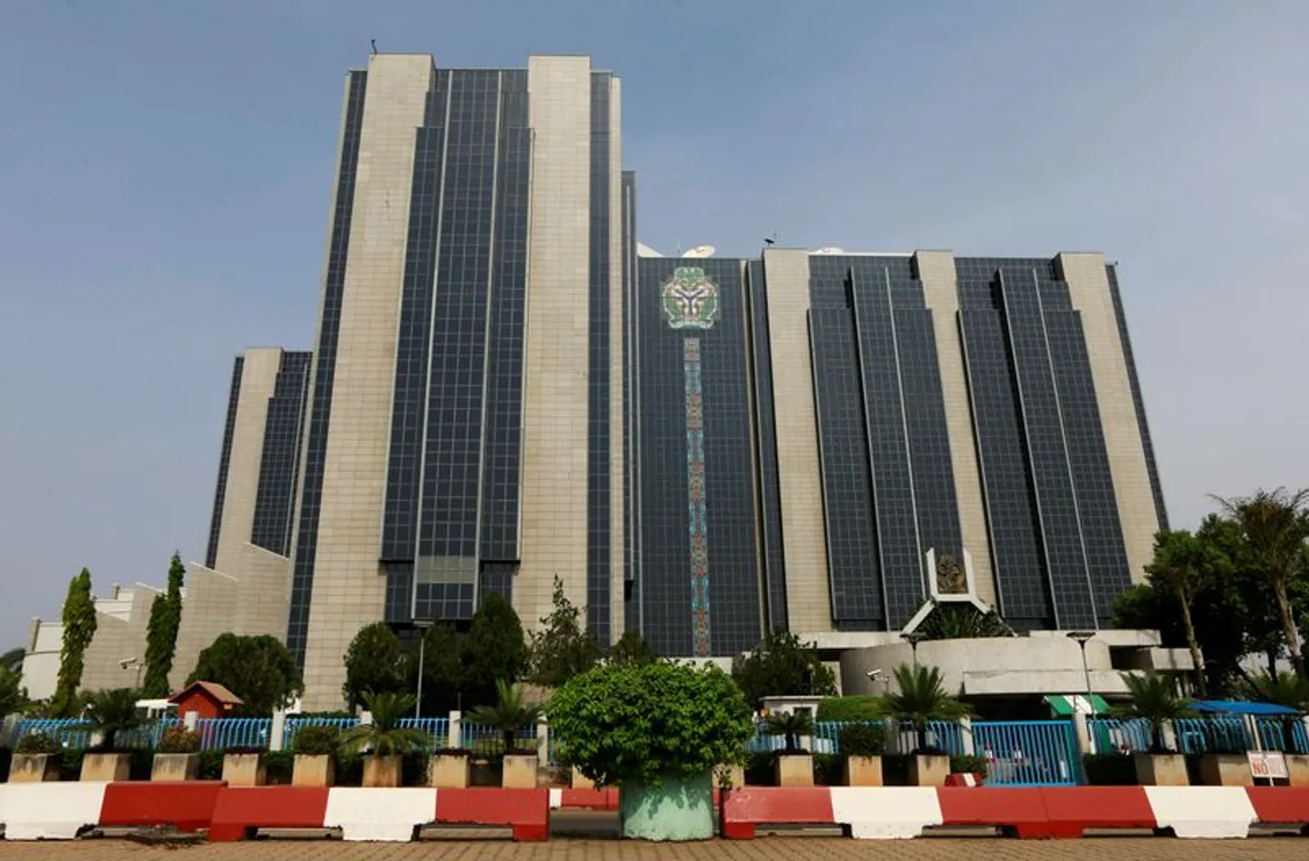 Nigerians dey borrow more and more to build houses — CBN