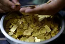 الذهب يفقد بريقه مع صعود النفط وترقب السياسة النقدية الأمريكية