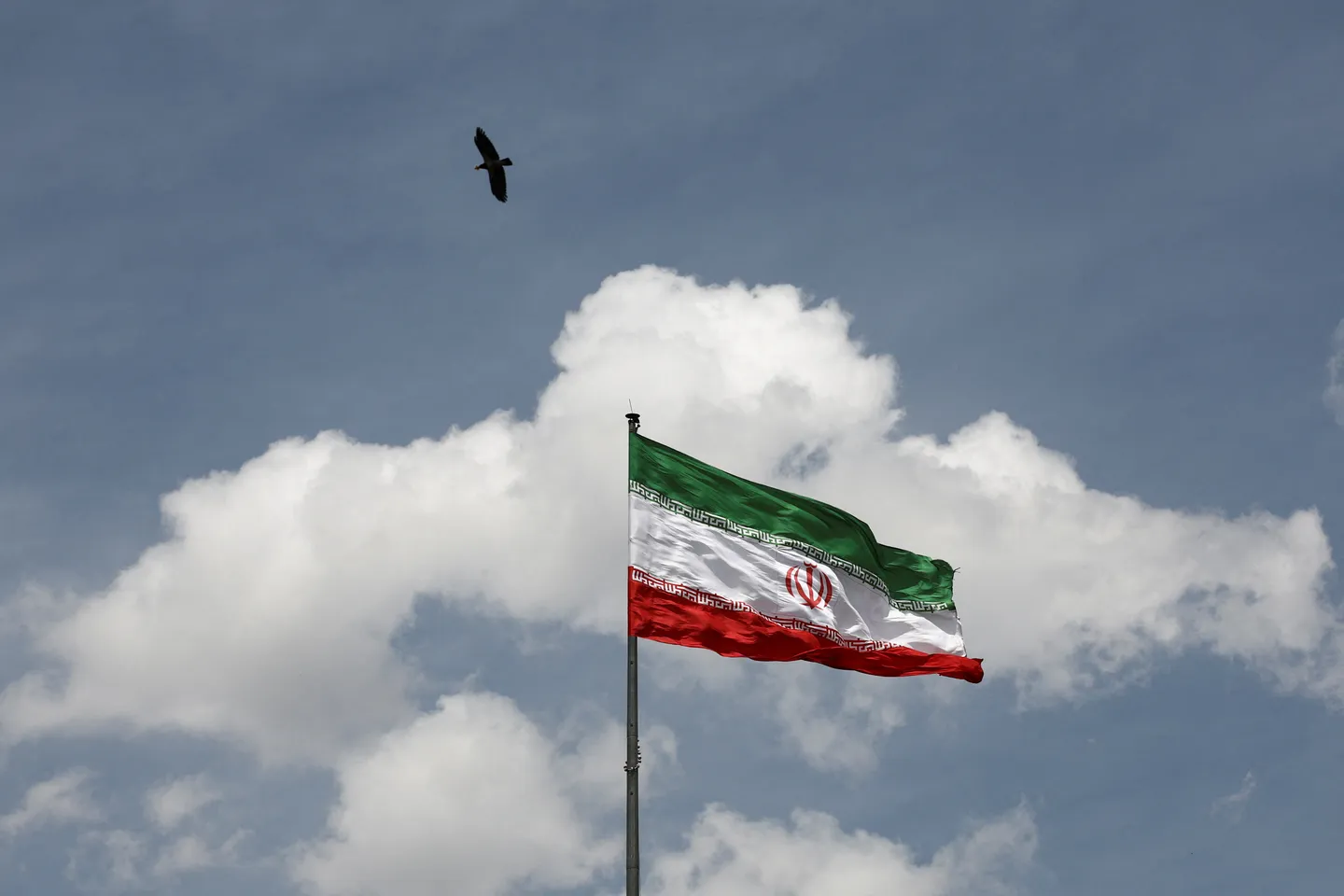 ایران حملات آمریکا به تأسیسات ساحلی در سیریک و قشم را نقض آتش‌بس خواند