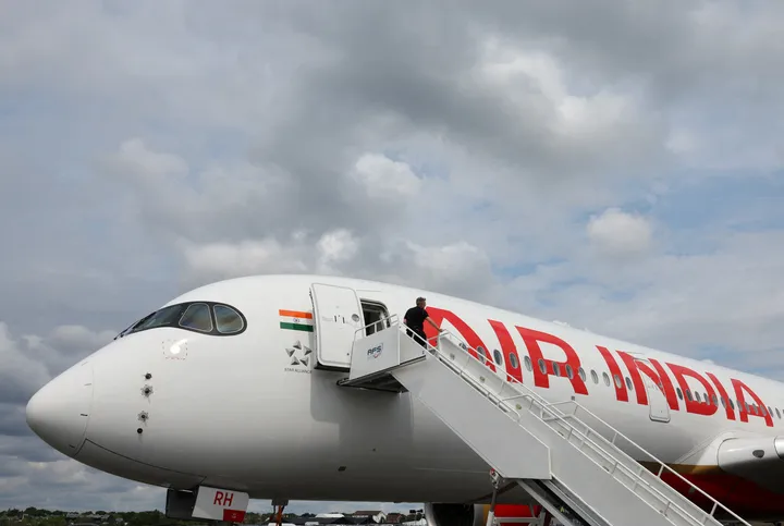 विमान ईंधन में महंगाई के चलते भारत ने एयरलाइनों के लिए 1 अरब डॉलर का पैकेज मंज़ूर किया
