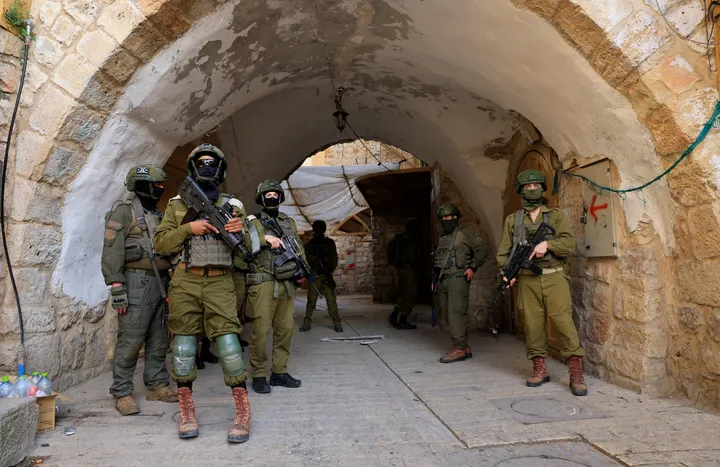 Israël prend d'assaut Ramallah et prolonge la fermeture des bureaux d'Al Jazeera
