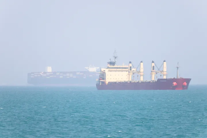 Estrecho de Ormuz se consolida como baza estratégica de Irán mientras el tráfico sigue restringido