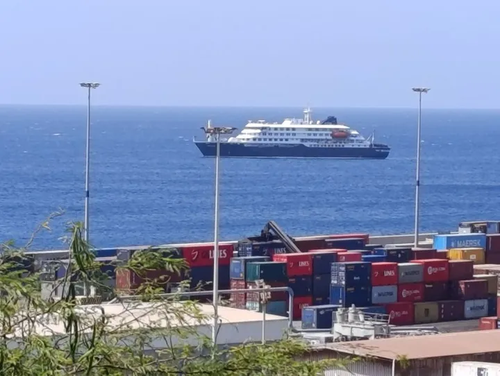 Final passengers to evacuate hantavirus-hit cruise ship