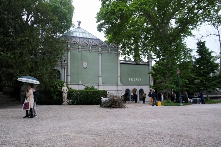 KE-ja rekomandon ndërprerjen e grantit për Bienalen e Venecias për shkak të rikthimit të Rusisë