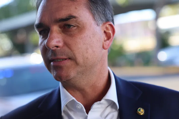 Flávio Bolsonaro foge para os EUA enquanto Trump classifica as eleições no Brasil como ”vergonhosas”
