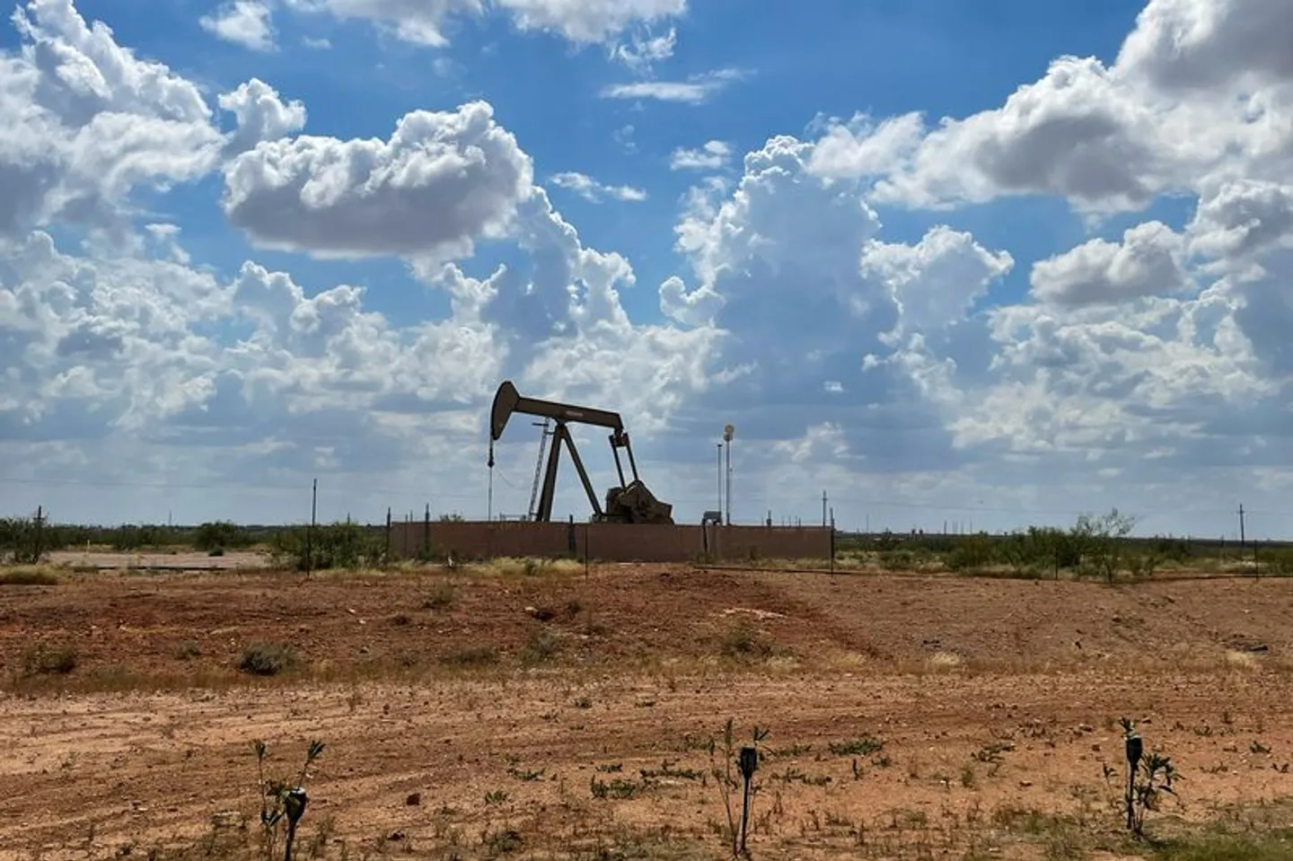 Le pétrole chute de plus de 2 dollars sur fond d’espoir de réouverture du détroit d’Ormuz