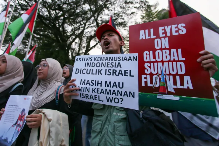 Ratusan aktivis Global Sumud termasuk sembilan WNI yang 'diculik' dibawa ke Israel