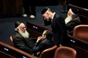 הכנסת מאשרת בקריאה טרומית את פיזורה בצל סערת חוק הגיוס והכישלון המדיני