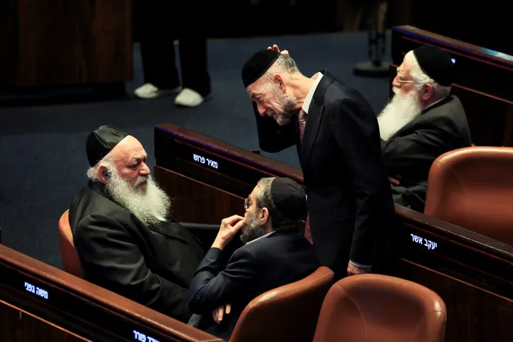 הכנסת מאשרת בקריאה טרומית את פיזורה בצל סערת חוק הגיוס והכישלון המדיני