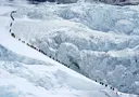 274 alpinist ber kön êçendä Êverest tawına menep rekord quydı