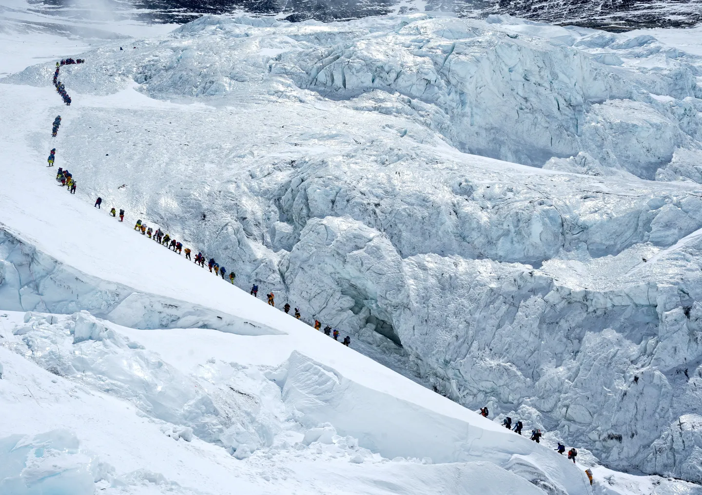 274 alpinist ber kön êçendä Êverest tawına menep rekord quydı