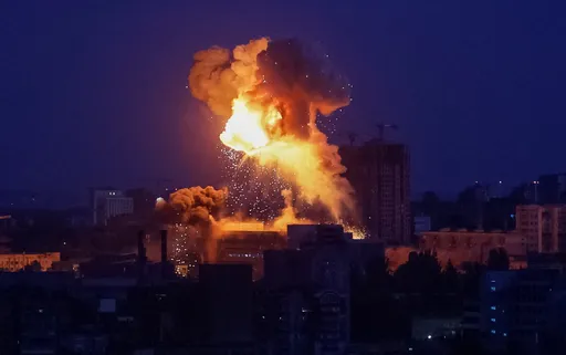 Setki dronów i dziesiątki rakiet uderzyły w Kijów. Zginęło co najmniej 30 osób
