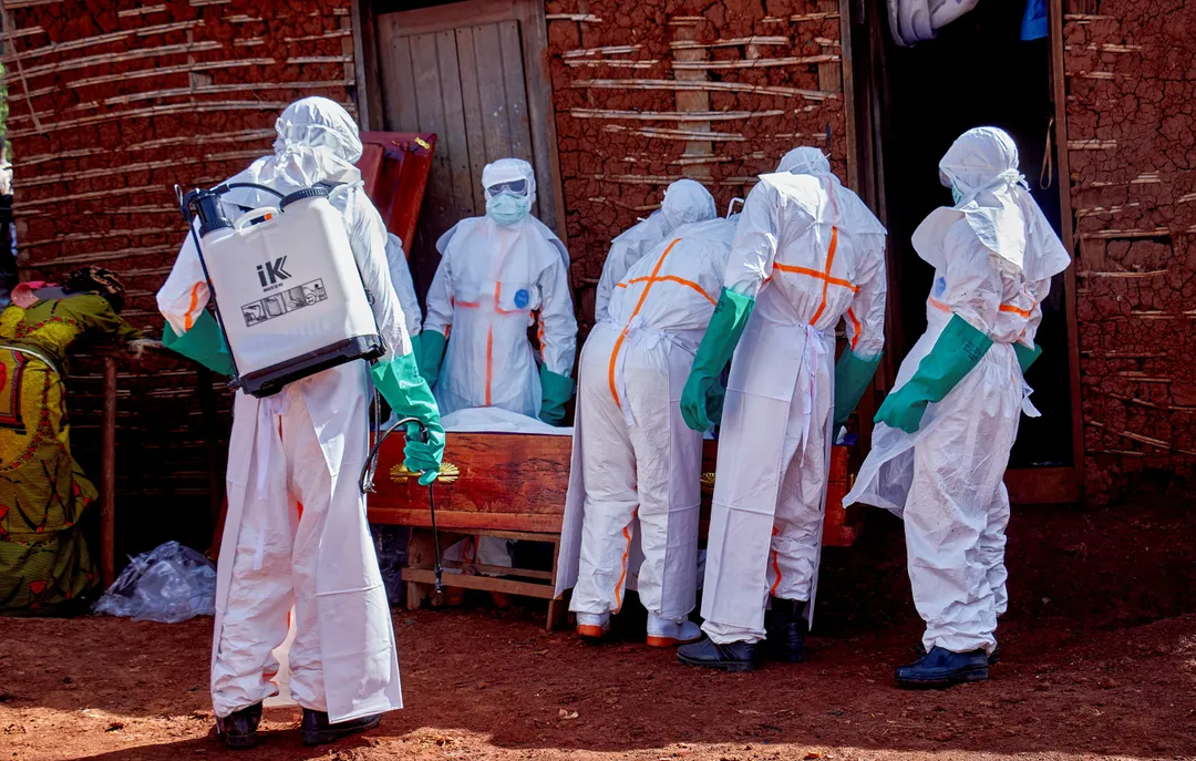 Alertă epidemiologică: suspiciunile de ebola trec granițele Africii