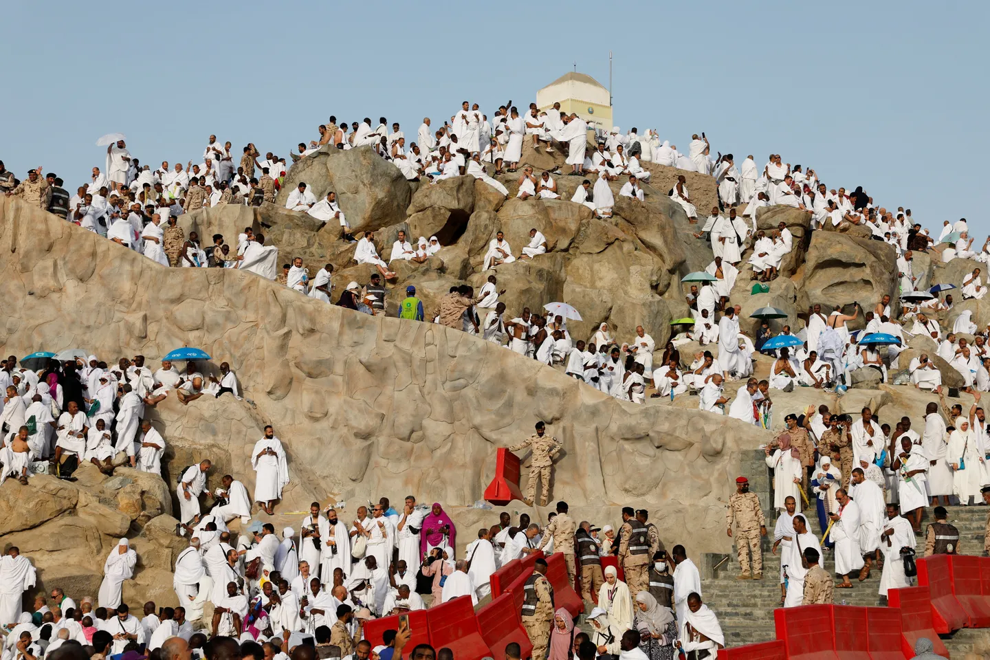 Les pèlerins musulmans se rendent au mont Arafat pour le pèlerinage du Hajj