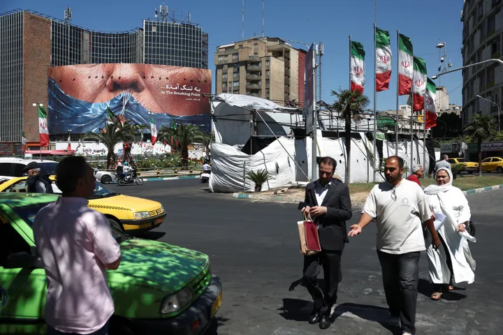 VS heeft ‘zelfverdedigingsaanvallen’ uitgevoerd op Iraanse drone-commandoposten; Iran slaat terug
