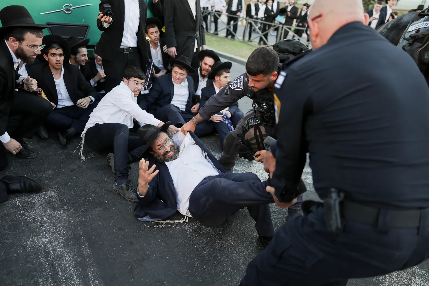 אלימות ברוטאלית של כוחות המשטרה הישראלית נגד מפגינים חרדים בבני ברק מעוררת סערה פוליטית פנימית