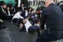 אלימות ברוטאלית של כוחות המשטרה הישראלית נגד מפגינים חרדים בבני ברק מעוררת סערה פוליטית פנימית