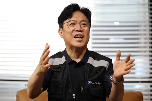 한국 고용노동부 장관, IT 기업들에 초과 AI 수익을 협력업체 및 직원들과 공유할 것을 촉구