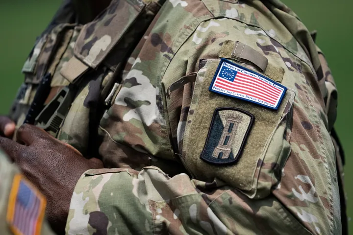 Trump promete hacer "pagar" a Irán por muerte de soldados de EE.UU. y Teherán reta a enviar tropas