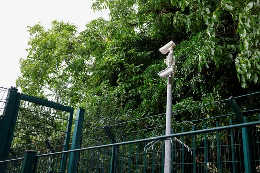 Brennender Gegenstand an Flüchtlingsunterkunft geworfen