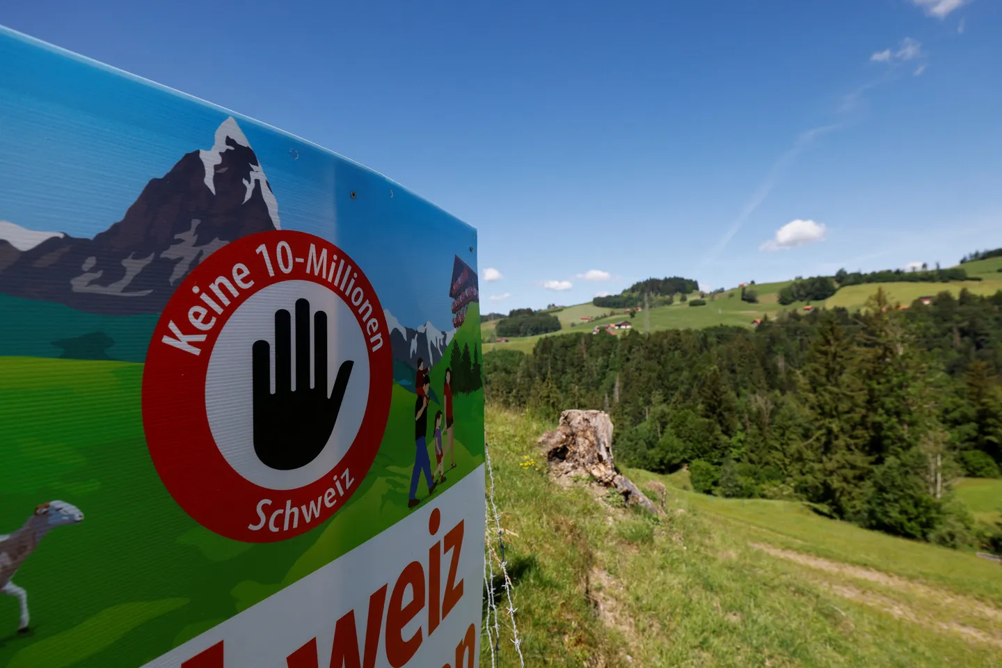 Les Suisses rejettent l'initiative anti-immigration