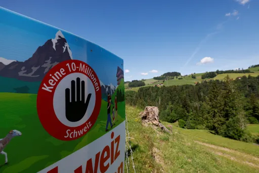 Les Suisses rejettent l'initiative anti-immigration