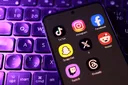 Kerajaan bincang had masa skrin automatik untuk kanak-kanak bersama platform dalam talian