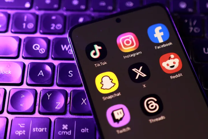 Kerajaan bincang had masa skrin automatik untuk kanak-kanak bersama platform dalam talian