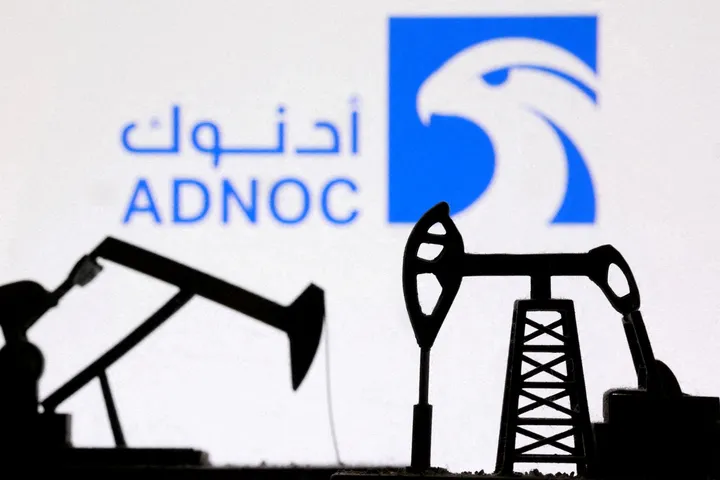 الإمارات تعلن استهداف ناقلة تابعة لـ"أدنوك" بصاروخ إيراني في مضيق هرمز وإدانات عربية