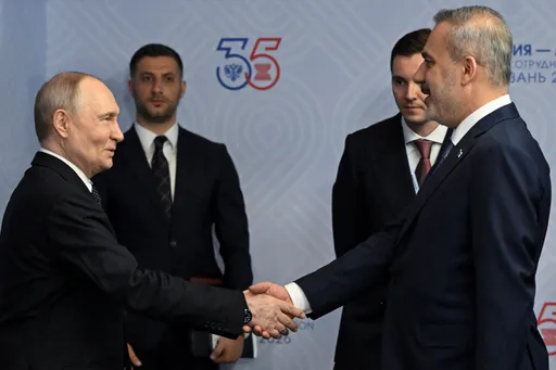 El ministro de  Exteriores de Türkiye, Hakan Fidan, se reúne con Vladimir Putin en Rusia