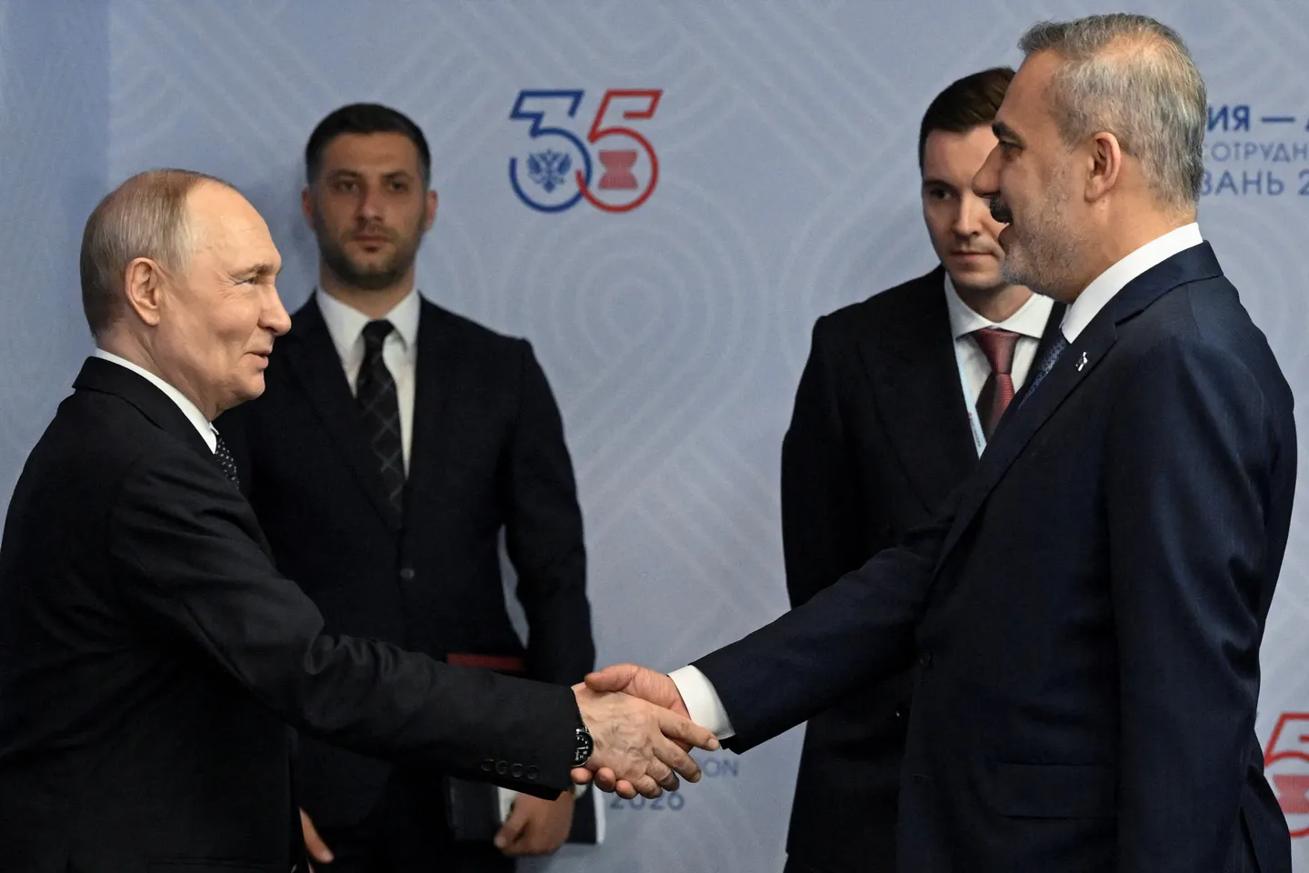 El ministro de Exteriores de Türkiye, Hakan Fidan, se reúne con Vladimir Putin en Rusia