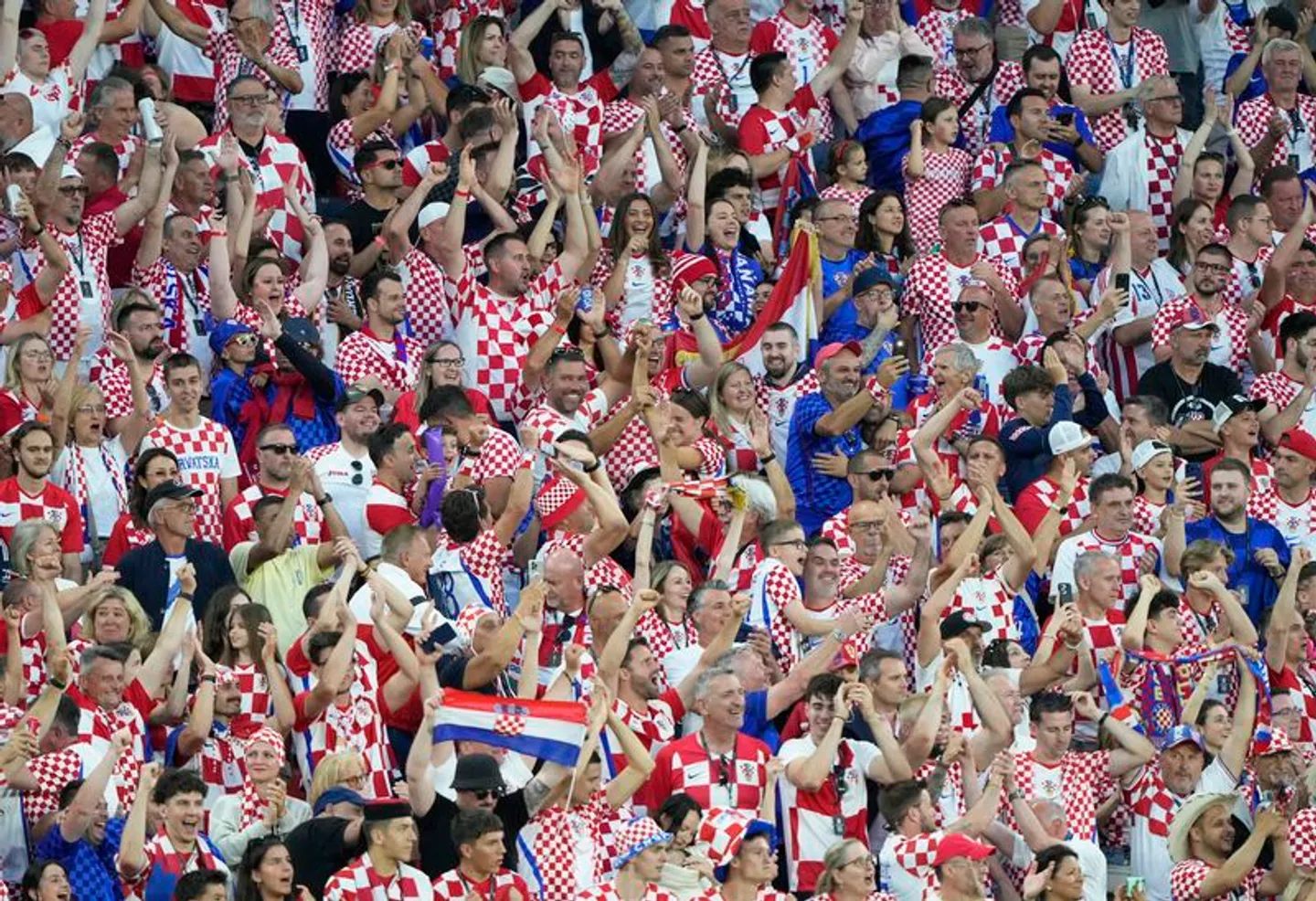 UEFA kaznila fudbalske saveze Hrvatske i Kosova zbog rasističkog ponašanja navijača