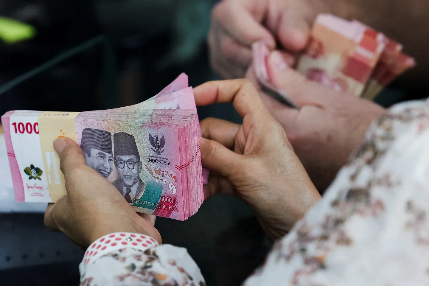 Rupiah menguat di awal pekan, sentimen fiskal dan intervensi BI jadi penopang