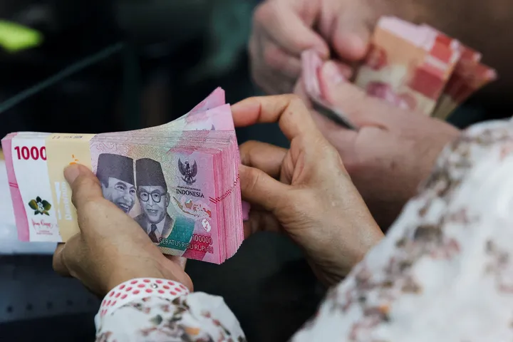 Rupiah menguat di awal pekan, sentimen fiskal dan intervensi BI jadi penopang