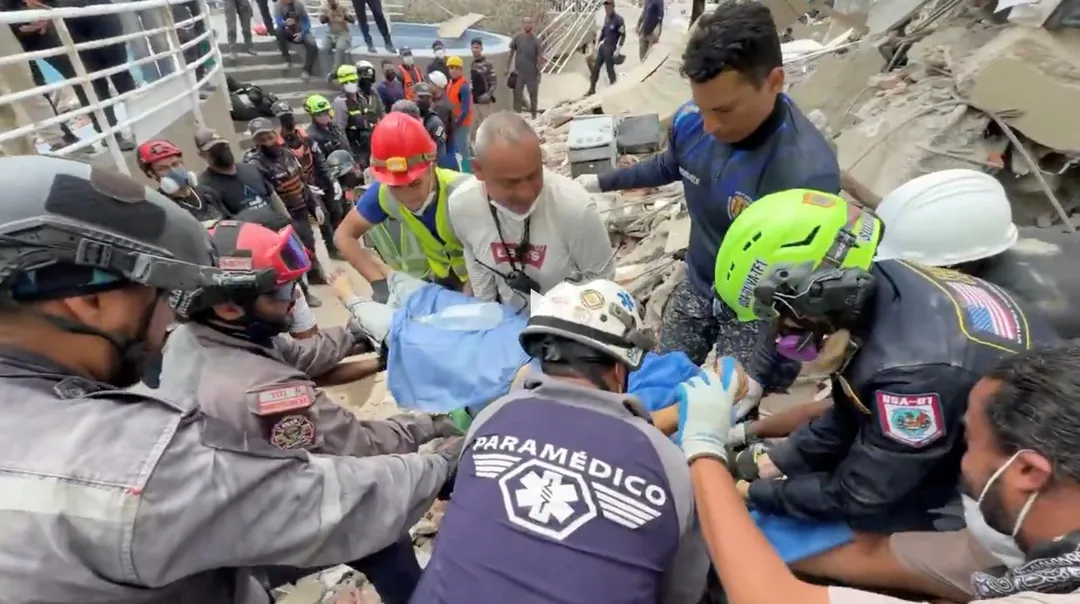 La esperanza de hallar supervivientes se desvanece mientras aumenta la ayuda a Venezuela