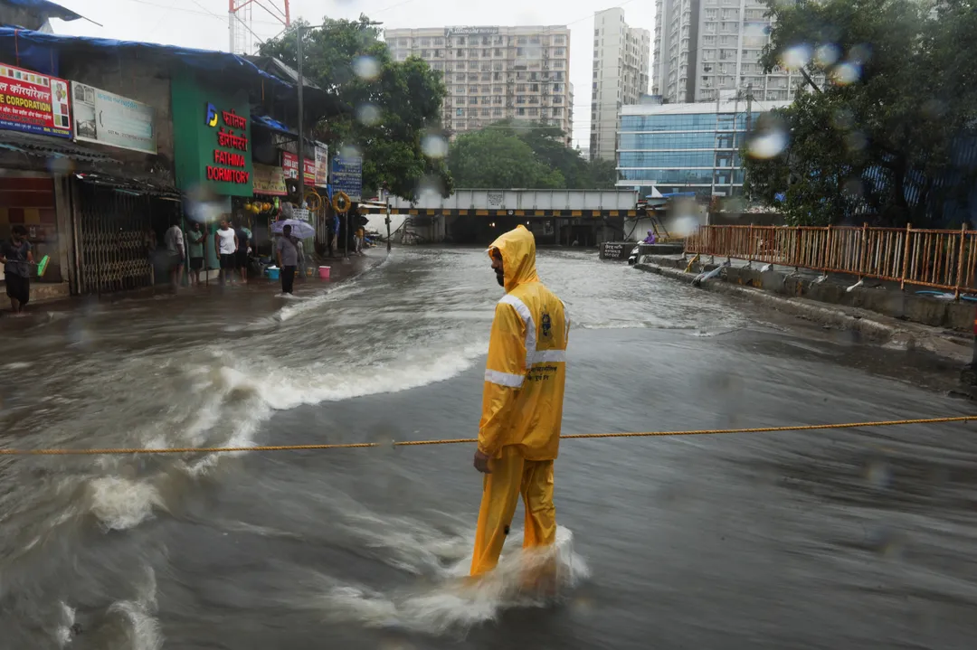 मुंबई में भारी बारिश के बीच बहुमंजिला इमारत गिरी, छह लोगों की मौत