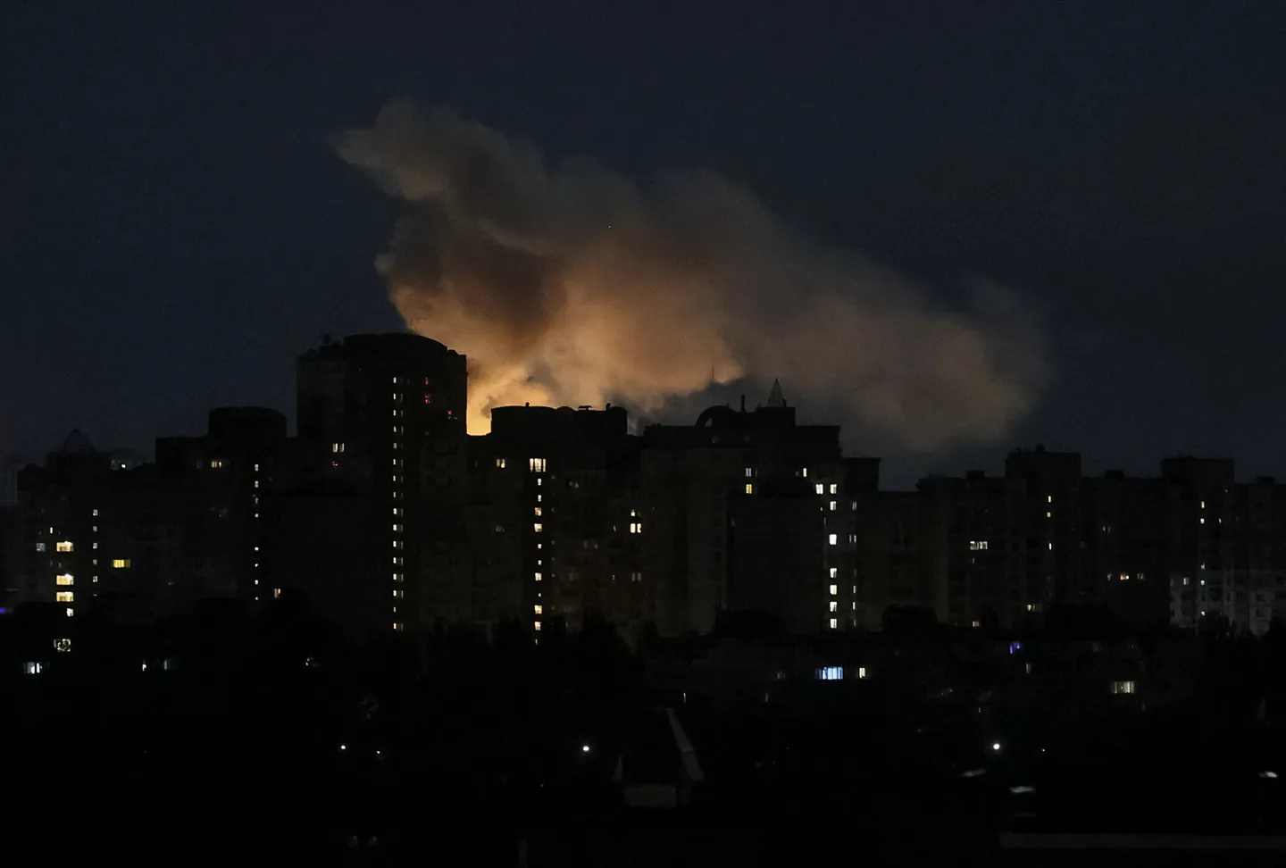 Russia, Ukraine exchange overnight strikes, one killed in Kiev