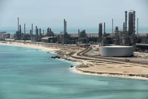 Grupi Huthi pretendon se ka sulmuar me dronë një rafineri të Aramco-s në Arabinë Saudite