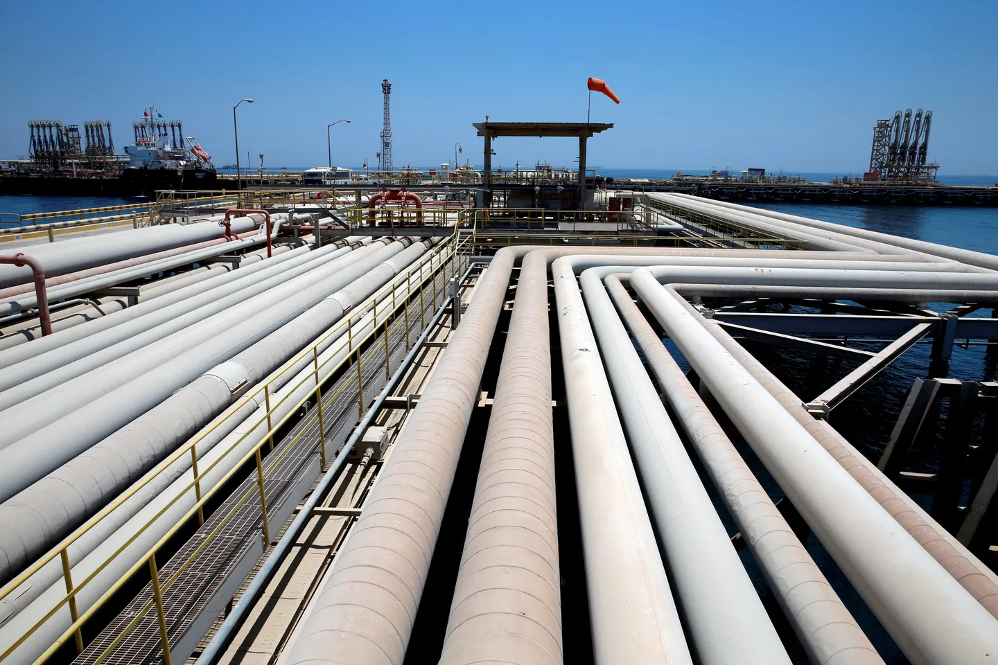 Ataques hutíes a instalaciones saudíes disparan el petróleo y elevan una "escalada peligrosa"