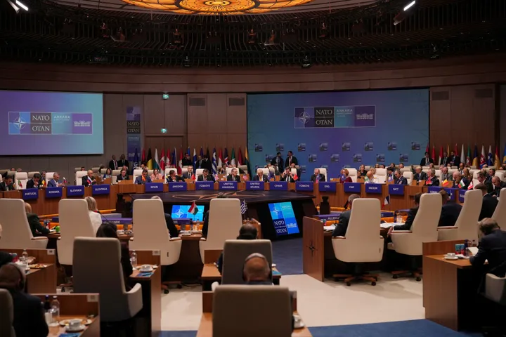 Titlurile presei internaționale subliniază influența tot mai mare a Türkiye în NATO