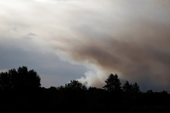 Francuska se bori s velikim požarom u blizini Pariza dok se toplotni val nastavlja