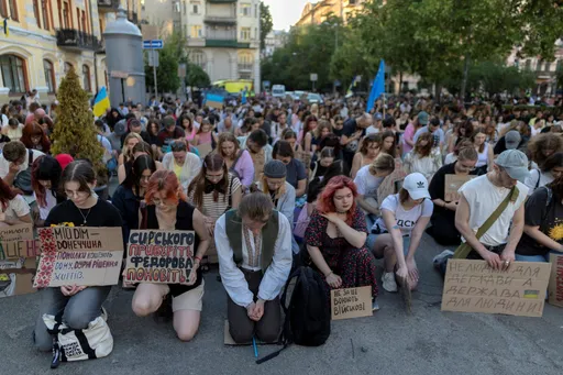 Зеленски се среќава со генерали со надеж дека ќе ги смири протестите