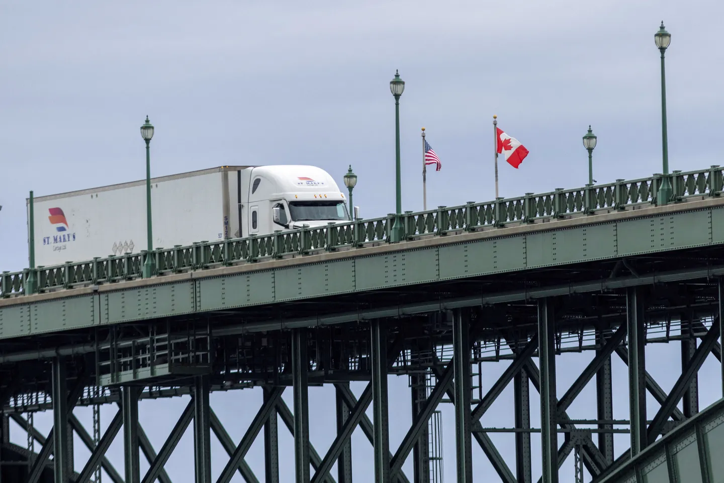 Le Canada riposte en imposant des surtaxes de 15 à 50% aux Etats-Unis